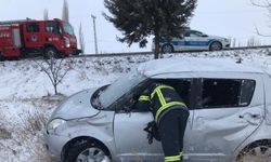 Amasya'da şarampole devrilen otomobilin sürücüsü yaralandı