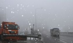 Bolu Dağı'nda kar ve sis etkili oluyor