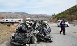 Çorum'da otomobil mangan cevheri yüklü tıra çarptı: 1 ölü, 2 yaralı