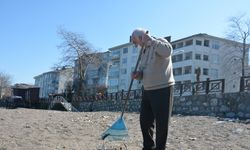 Düzce'de sahillerdeki atıkları temizleyen emekli öğretmen duyarlılık örneği sergiliyor