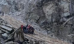 GÜNCELLEME - Artvin'de iş makinesinin devrilmesi sonucu 1 işçi öldü, 1 işçi yaralandı