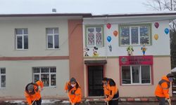 Ordu'da okul bahçelerinde biriken kar temizleniyor
