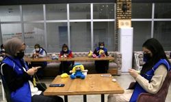 Oyuncak bebek ören gençler, kırsaldaki çocukların "yüzlerindeki tebessüm" oldu