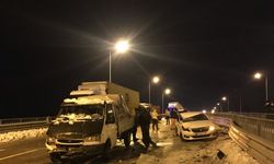 Samsun'da buzlanan viyadükte 15 araç çarpıştı: 4 yaralı