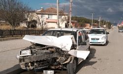 Samsun'da otomobil traktöre çarptı: 2 yaralı