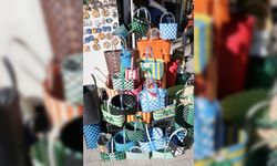 Sattığı sepet çantaları atık plastik bantlarla süsleyen esnaf çevre duyarlılığıyla örnek oluyor