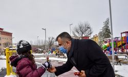Taşköprü Belediye Başkanı Çatal, çocuklarla kar topu oynadı