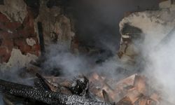 Taşova'da yangın çıkan bağ evi kullanılamaz hale geldi