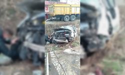 Tokat'ta park halindeki kamyona çarpan otomobildeki 2 kişi yaralandı