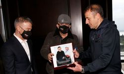 Trabzonspor'un 61 bin liradan satışa çıkardığı lisanslı kasket, iş insanı Seyfettin Selim'e teslim edildi