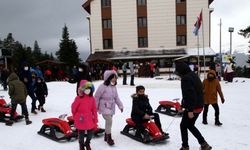 Yetim ve öksüz çocuklar, Ilgaz Dağı Kayak Merkezi'nde gönüllerince eğlendi