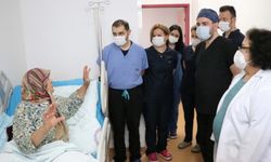 Zonguldak'ta 3,5 saatlik operasyonla boynundaki kitle alınan guatr hastası oksijen tüpünden kurtuldu