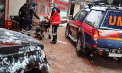 Zonguldak'ta ekipler yolu kardan kapanan köydeki hamile kadın için seferber oldu