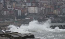 Zonguldak'ta kuvvetli rüzgar nedeniyle dalgalar mendireği aştı