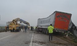 Amasya'da tır devrildi: 2 ölü