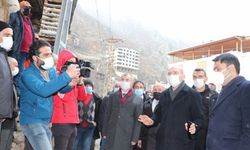 Bakanlar Soylu ve Kurum, çok sayıda evin yandığı Yusufeli ilçesi Dereiçi köyünde incelemelerde bulundu