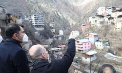 Bakanlar Soylu ve Kurum, çok sayıda evin yandığı Yusufeli ilçesi Dereiçi köyünde incelemelerde bulundu