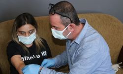 Böbrek yetmezliği olan karısının diyaliz tedavisini 10 yıldır evde uyguluyor