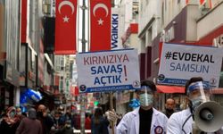 "Çok yüksek riskli" Samsun'da tıp öğrencileri, pankartlarla vatandaşlara Kovid-19 uyarısı yaptı
