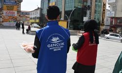 Çorum'da gönüllü gençler, Yeşilay Haftası etkinliğinde sigarasını kıranlara meyve ikram etti