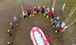 Düzce'de 20'sinden 70'ine köylü kadınlar ile sağlık çalışanları rafting heyecanı yaşadı