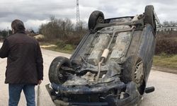Düzce'de çakala çarpmamak için manevra yapan sürücü otomobilinin devrilmesi sonucu yaralandı