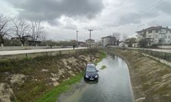Düzce'de dere yatağına devrilen otomobilin sürücüsü yaralandı