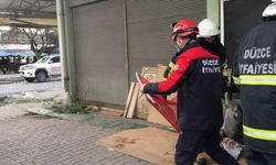 Düzce'de yanan iş yerini söndürmeye çalışan itfaiye erinden Türk bayrağı hassasiyeti