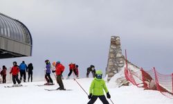 Ilgaz 2-Yurduntepe Kayak Merkezi'nde hafta sonu yoğunluğu yaşanıyor