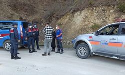 Karabük'te aracı kara saplanan 2 kişi kurtarıldı