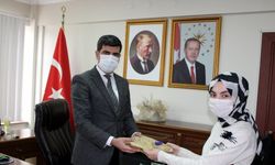 Kaymakam Şenkon, kitap okuma yarışmasında dereceye giren öğrencilere ödül verdi