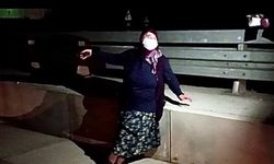 Kovid-19'lu olduğu için evine bırakılmak istenen yaşlı kadın, araçtan inerek kaçmaya çalıştı