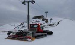 Makine operatörü Ilgaz Dağı'ndaki pisti sezon boyunca kayakseverler için hazırlıyor