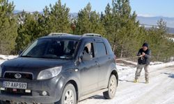 Pet şişeleri ayağına takarak yaptığı kayakla çocukluk yıllarına döndü