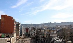 Rize'de kentsel dönüşüm kapsamındaki "Belediye Blokları"nın yıkımı sürüyor