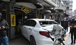 Samsun'da cipin çarptığı otomobil kafeye girdi: 4 yaralı