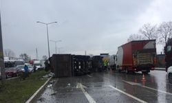 Samsun'da damperi açık kalan tır direğe çarparak devrildi