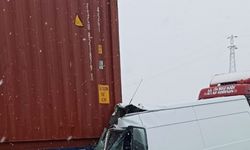 Samsun'da minibüs park halindeki tıra çarptı: 1 ölü, 1 yaralı