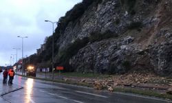 Zonguldak'ta heyelan nedeniyle sahil yolunda ulaşımda aksaklık yaşanıyor