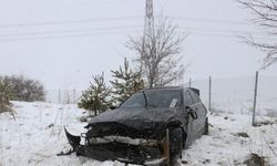 Anadolu Otoyolu'nun Bolu kesiminde otomobil bariyerlere çarptı: 3 yaralı