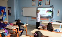 Arkadaşlarından ayrıldığına üzülen özel öğrencinin yüzü, sınıfına uzaktan bağlanarak güldü