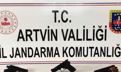 Artvin'de bir otomobilde 5 ruhsatsız tabanca ele geçirildi