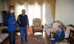 Dışarı çıkamayanların kimlik için fotoğraf çekimi ve diğer işlemleri evlerinde yapılıyor