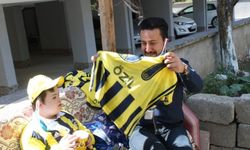 Fenerbahçeli Mesut Özil, Amasya'da yaşayan down sendromlu Efe'ye forma hediye etti