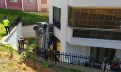 GÜNCELLEME - Düzce'de hafif ticari araç evin bahçesine devrildi: 1 ölü, 1 yaralı