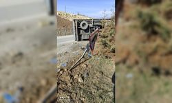 Karabük'te devrilen kargo kamyonunun sürücüsü kazayı yara almadan atlattı