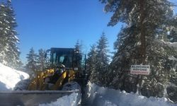 Kastamonu'da ekipler, ilkbaharda da karla mücadele ediyor