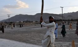 Pakistan'da gençler ramazanda kriket oynayarak vakit geçiriyor