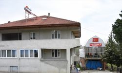 Salgın nedeniyle sahalardan uzak kalan çocuğu için garaj üzerine mini halı saha yaptı