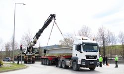 Samsun'da beton viyadük ayağı taşıyan tırın devrilmesi trafiğin aksamasına yol açtı
